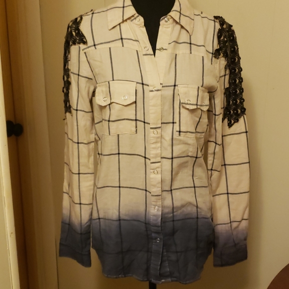 BKE size small Buckle Top NWT $59.95 - Picture 1 of 6